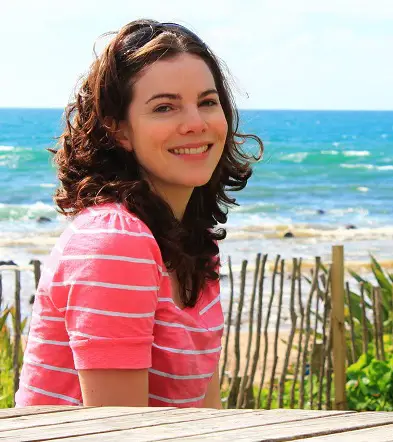 Melissa headshot with beach in background